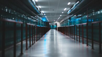 ممر مركز بيانات حديث لخوادم الذكاء الاصطناعي، صورة Erik Mclean عبر Unsplash