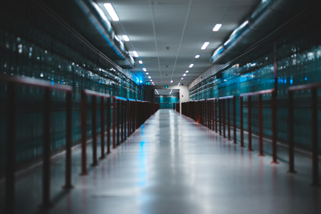 ممر مركز بيانات حديث لخوادم الذكاء الاصطناعي، صورة Erik Mclean عبر Unsplash