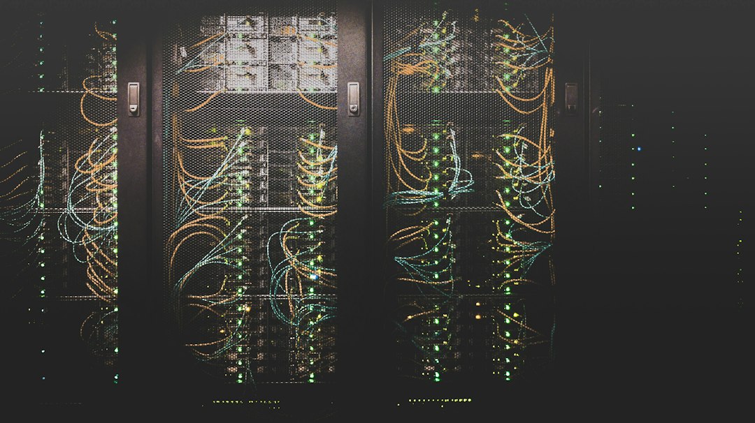 التوأم الرقمي والوكلاء: كيف تختبر NVIDIA تغييرات مصانع الذكاء الاصطناعي قبل الإنتاج؟ خوادم وشبكات مركز بيانات ترمز إلى التوأم الرقمي واختبار الوكلاء لتغييرات مصانع الذكاء الاصطناعي